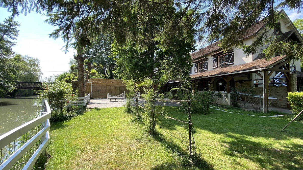 Guerard House | Charming Gîte/Guinguette, by the River
