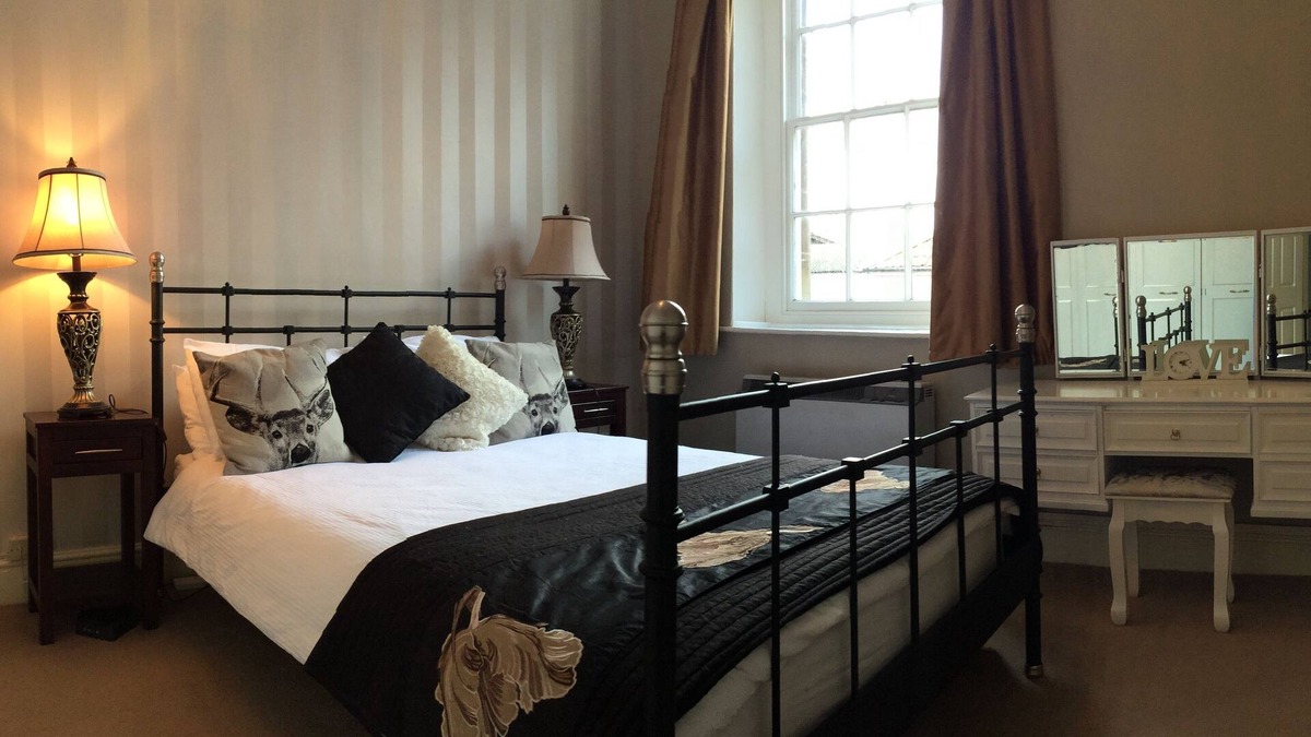 Corsham Apartment | Charming Grade 2 Period Apartment