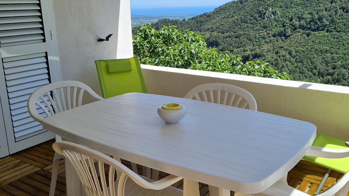 Poggio-di-Nazza House | Charming ground floor of a T2 village house overlooking the sea and scrubland