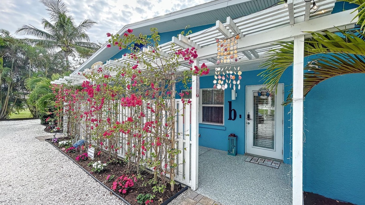 Ilexhurst Cottage | Charming Ground Level Resort Style 3unit condo unit B a few steps from the beach