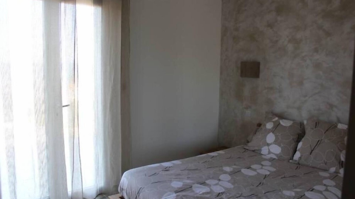 Saint-Florent House | Charming guest room