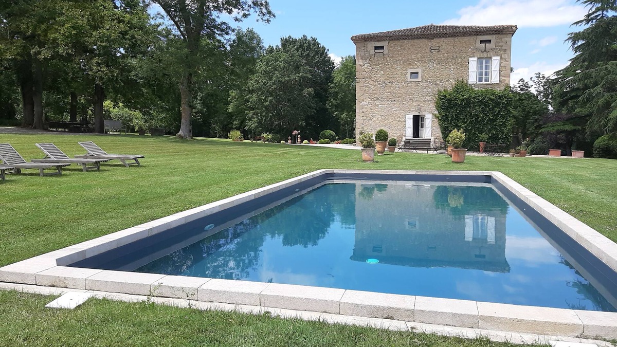 Auriac-sur-Vendinelle House | Charming house in a beautiful wooded park/outbuilding/protected swimming pool