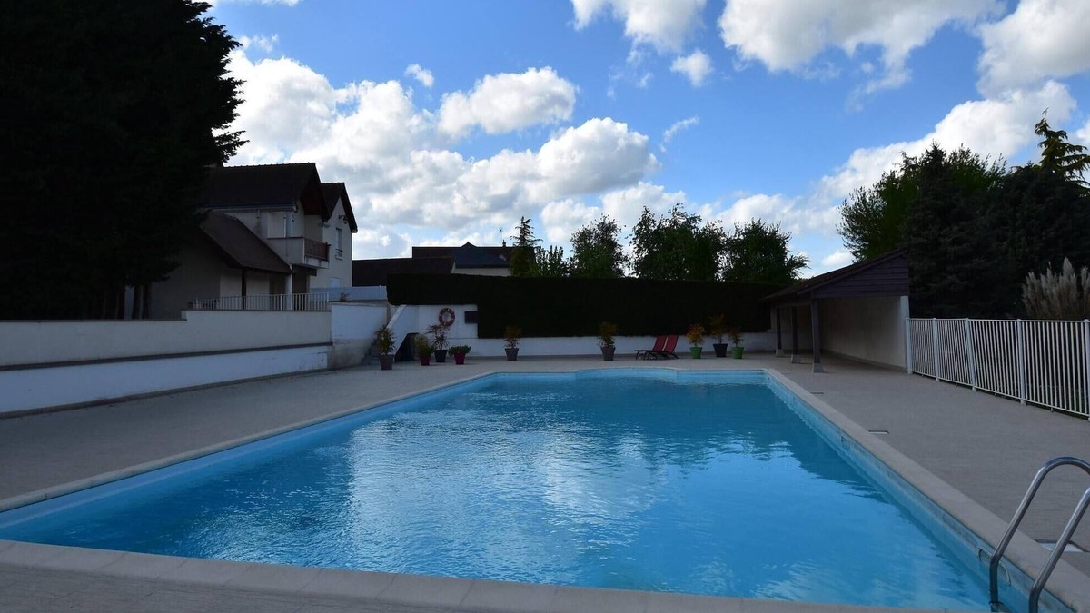 Faverolles House | Charming holiday home with pool and pond