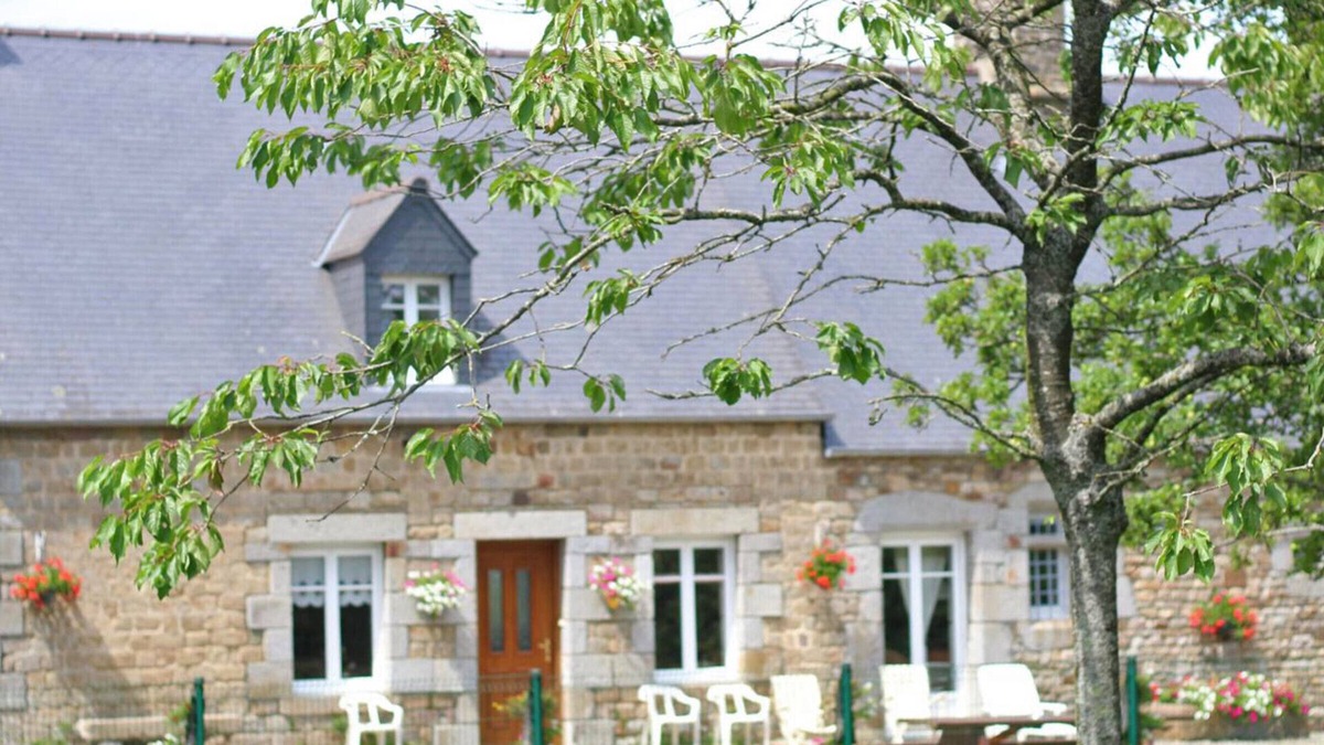 Villedieu-les-Poeles-Rouffigny Cottage | Charming Home with Fireplace, Large Garden & Modern Amenities in Peaceful Countryside