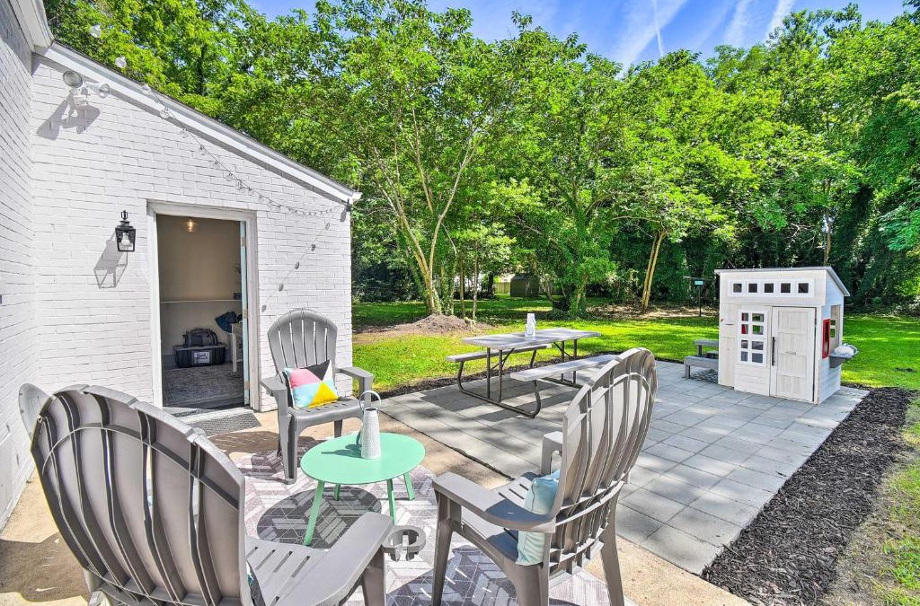 Hampton House | Charming Hampton Home with Yard 2 Mi to Beach!