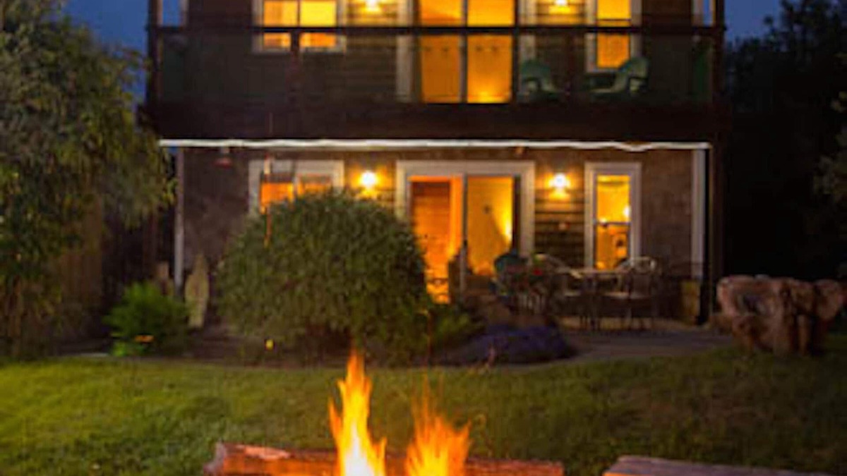Warrenton House | Charming Handcrafted Coastal Retreat