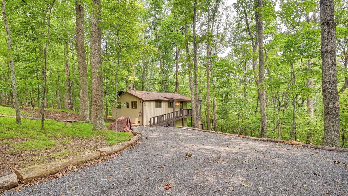 The Woods Cabin | Charming Hedgesville Retreat w/Deck + Fireplace!