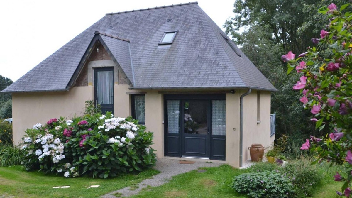 Le Mesnil-Rainfray Cottage | Charming hilltop cottage with nature view