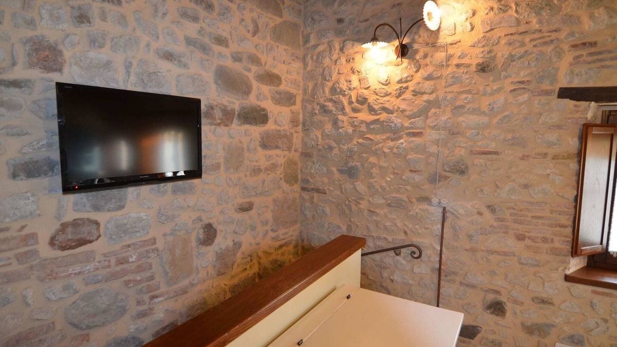 Petrella Guidi Apartment | Charming Hillside Escape