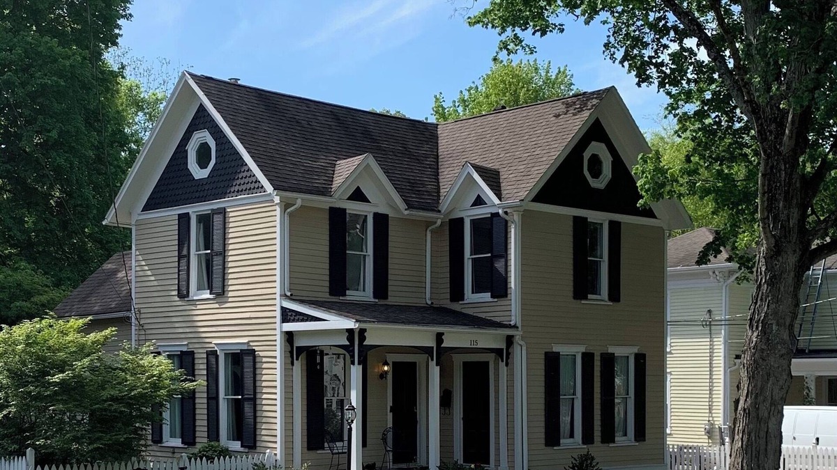 Granville House | Charming Historic 4-bedroom House in Downtown Granville with AC and WiFi
