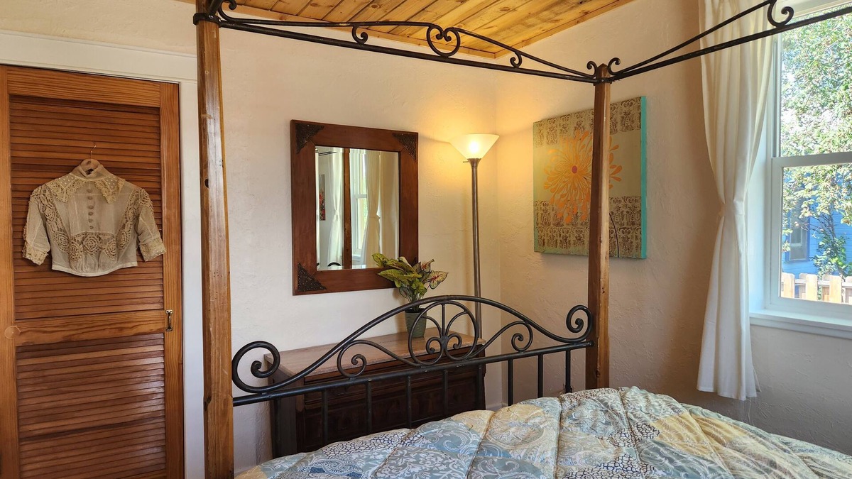 Montrose House | Charming Historic Bungalow
