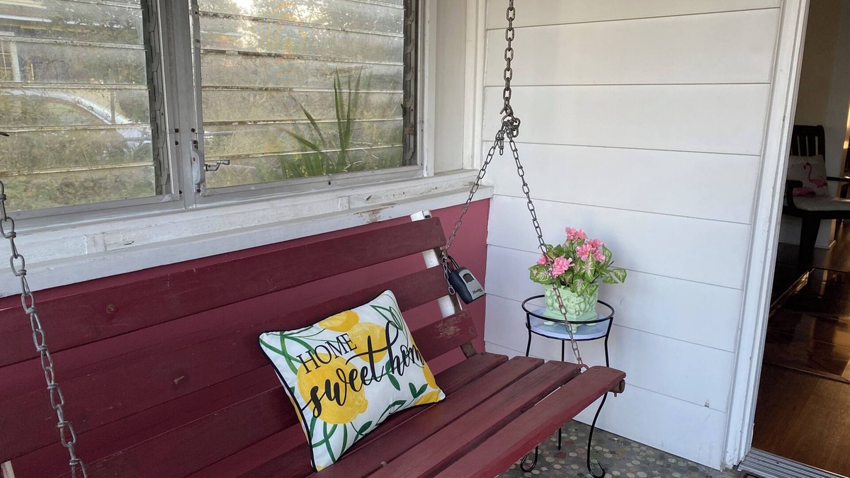 Polk City Cottage | Charming Historic Cottage with Cozy Porch and Garden Retreat