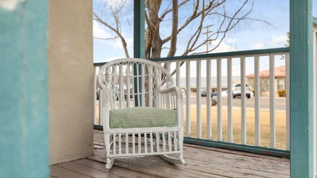 Springerville House | Charming Historic Home-30 mins to Greer-Sleeps 9- Mountain Thyme Cottage, yardnn
