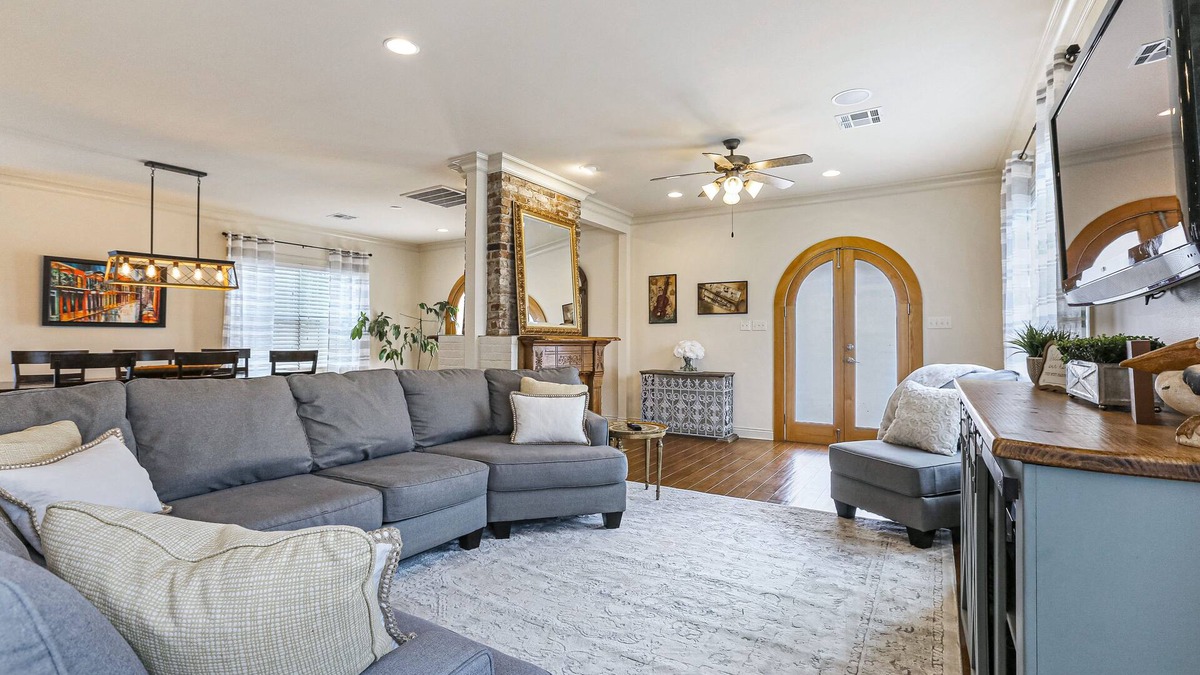 Arabi House | Charming Historic Home Near French Quarter - Cozy & Convenient!