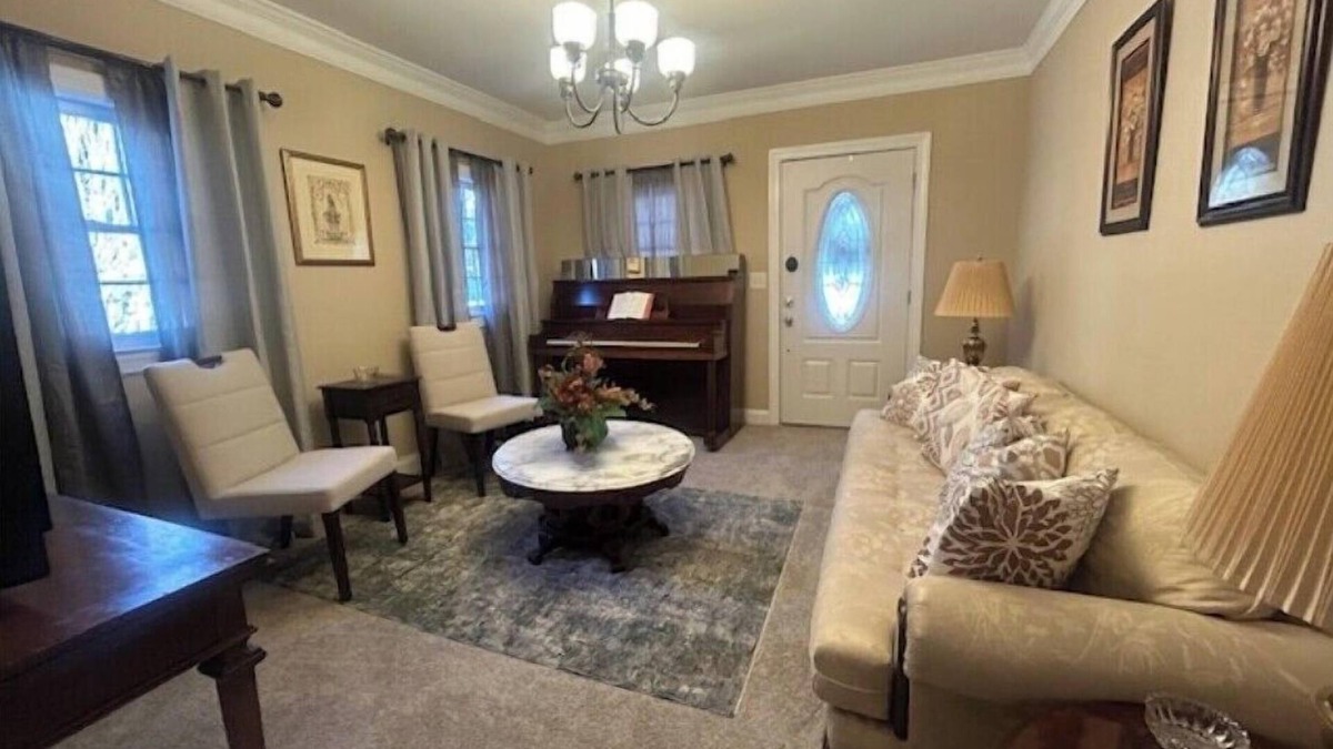 Summerville Historic District House | Charming Historic Rtt in Summerville - Cozy 2Bdrm House with Convenient location