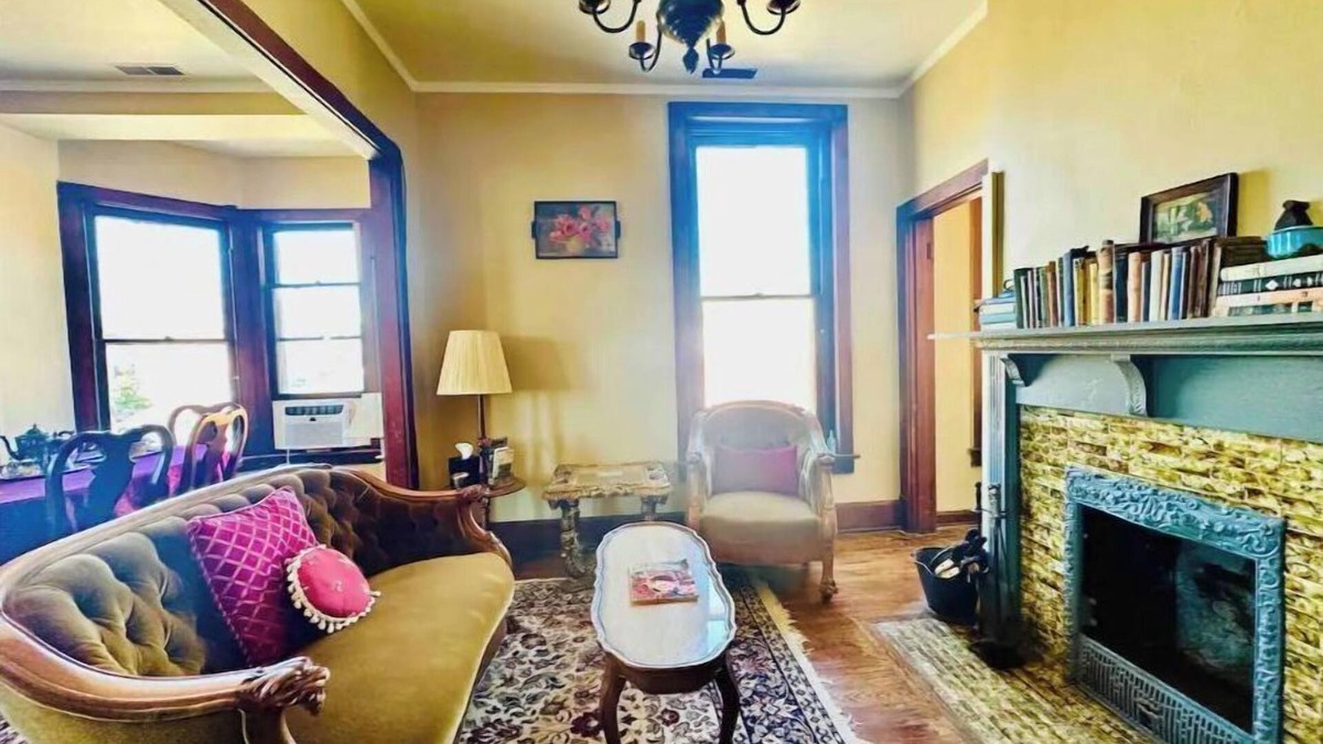 Mount Vernon House | Charming historic apartment turned antique store near the town square
