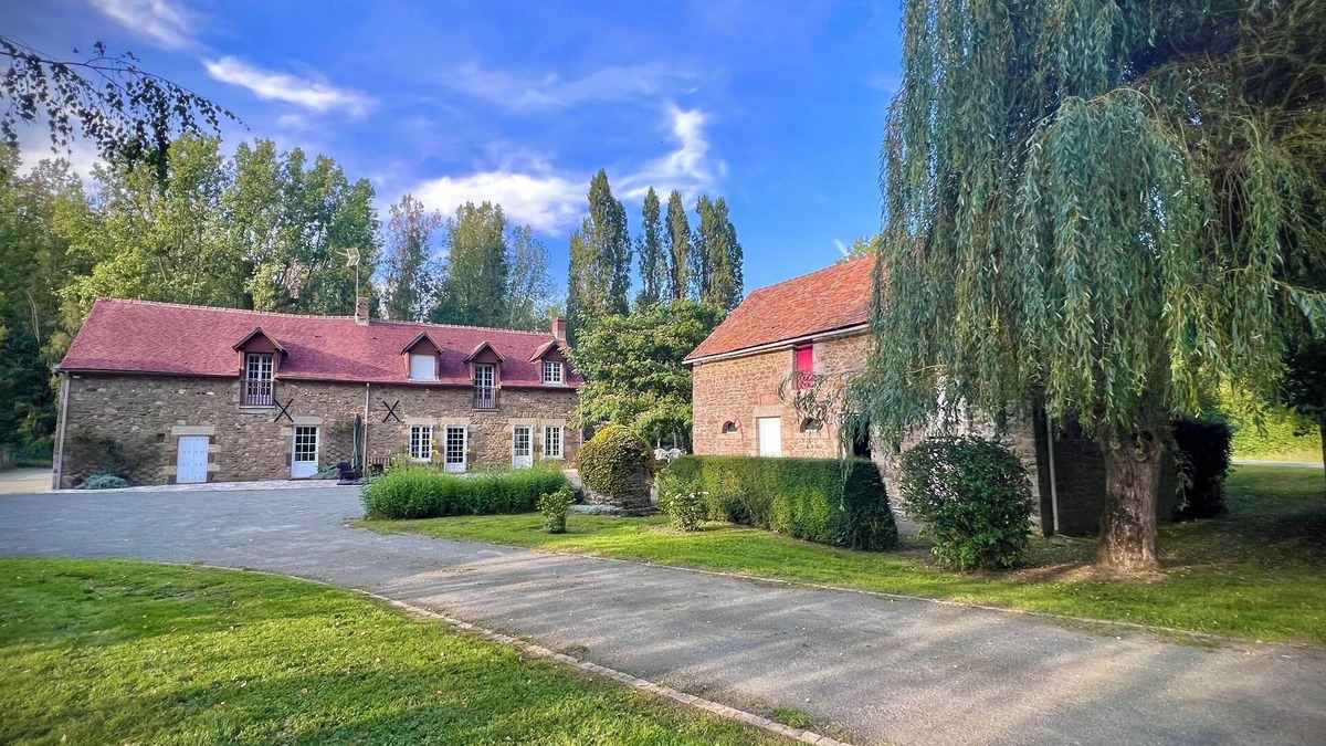 Moulins-le-Carbonnel House | Charming house 14 pers - private pool & barn
