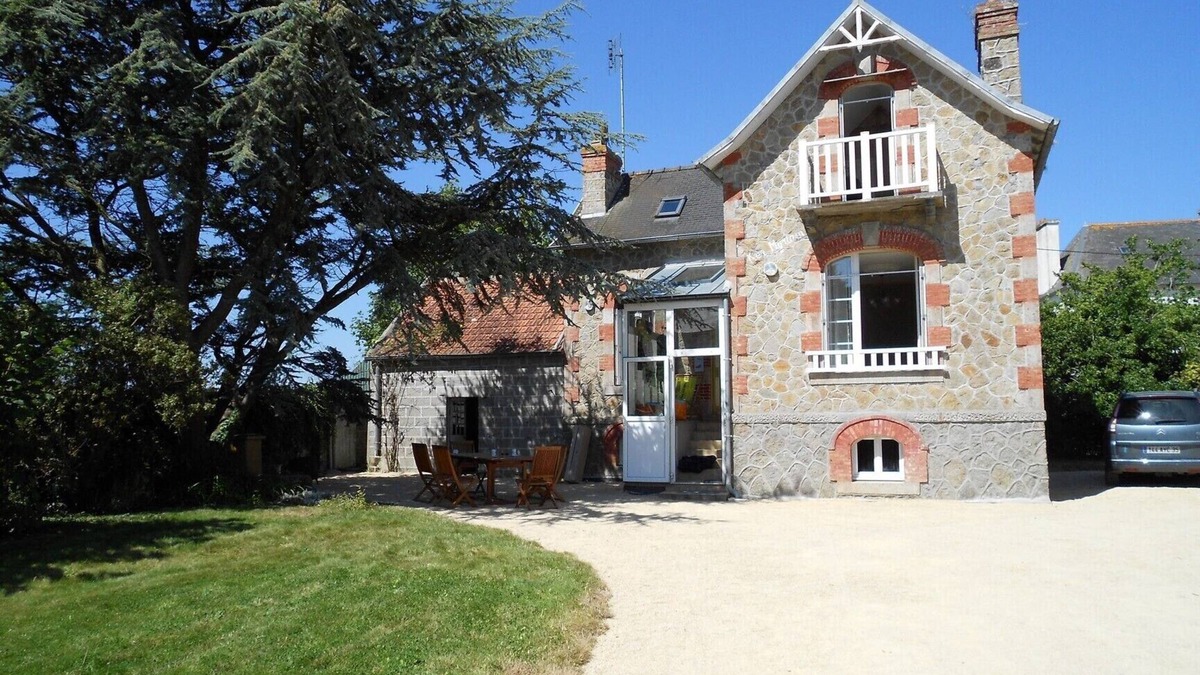 Plounevez-Lochrist House | Charming holiday home with large garden near the beaches.