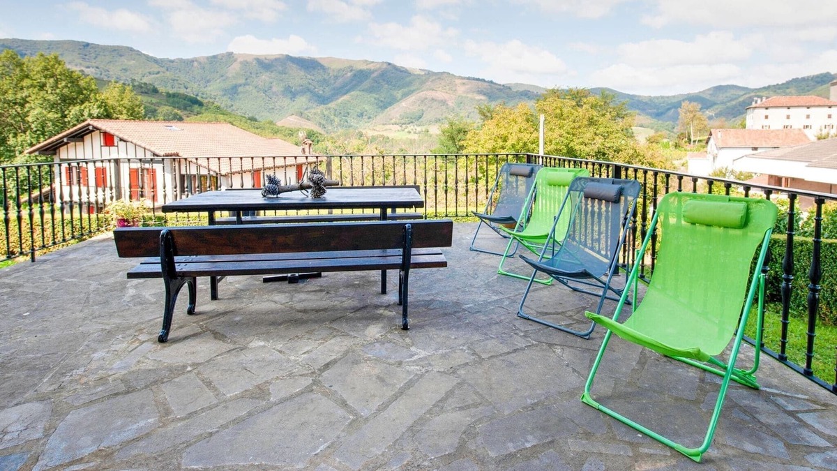 Arantza House | Charming Holiday Home in Arantza near Forest