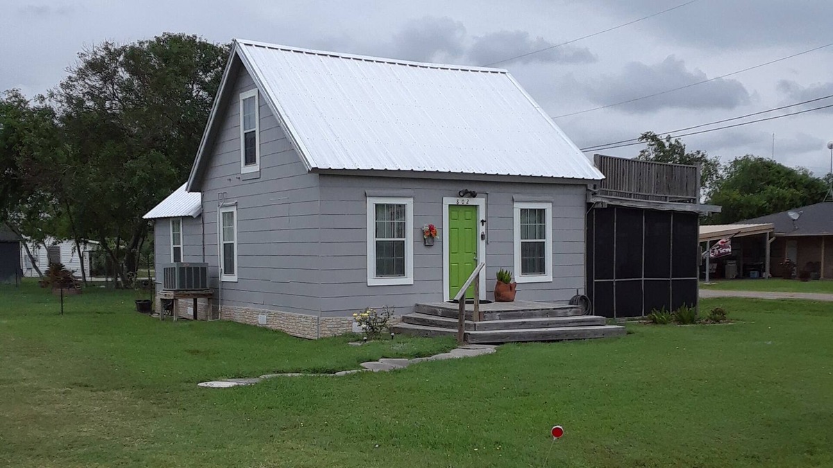 Long Mott House | Charming home 2 blocks from waterfront