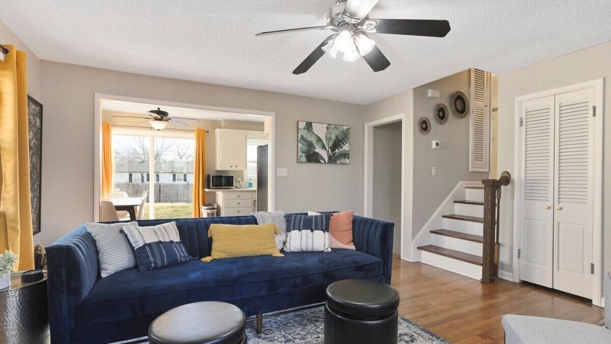 Lee's Summit House | Charming Home|4 KingBeds|Fenced Yard|Fire pit