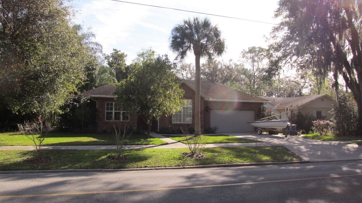 Bartow House | Charming Home on Oak lined street in Historic District