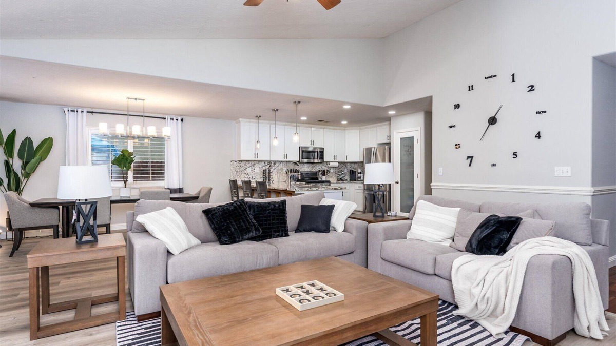 Roosevelt House | Charming Home Retreat Fresno, CA - 4 Bed 2 Baths