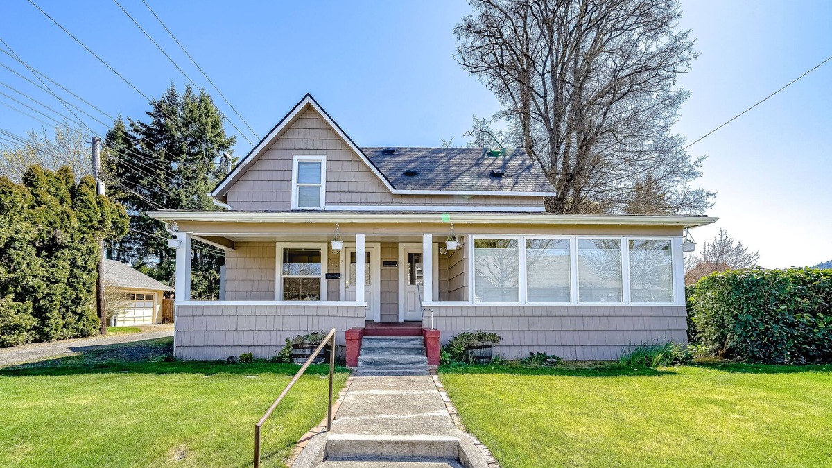 Springfield House | Charming Home w/Fast WiFi, a Private Washer/Dryer, & Two Kitchens