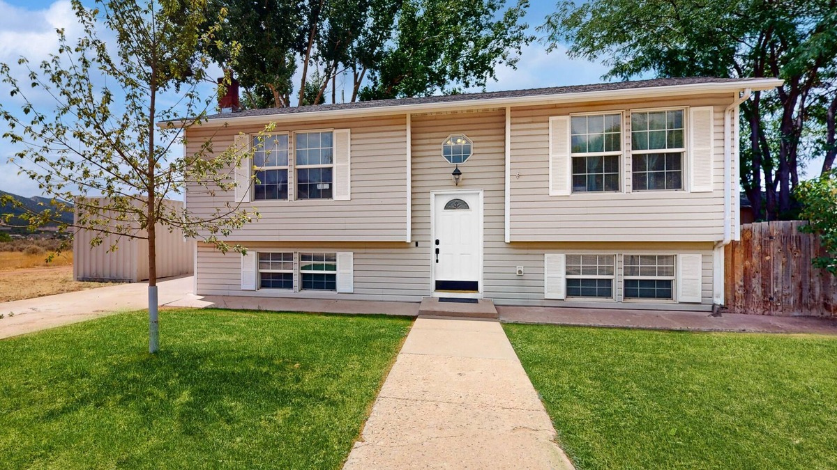 Parowan House | Charming home w/private backyard with deck & grill, near outdoor activities