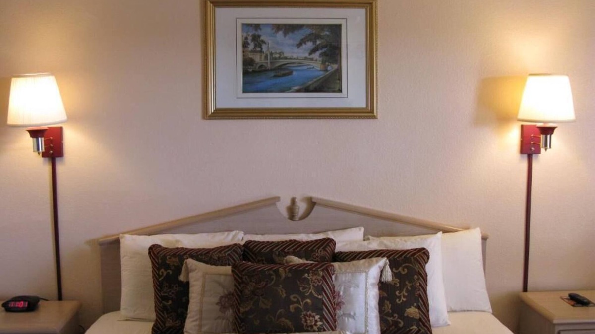 Seminole Hotel | Charming hotel in a quiet spot, next to a Walmart, in Seminole with WiFi, AC.