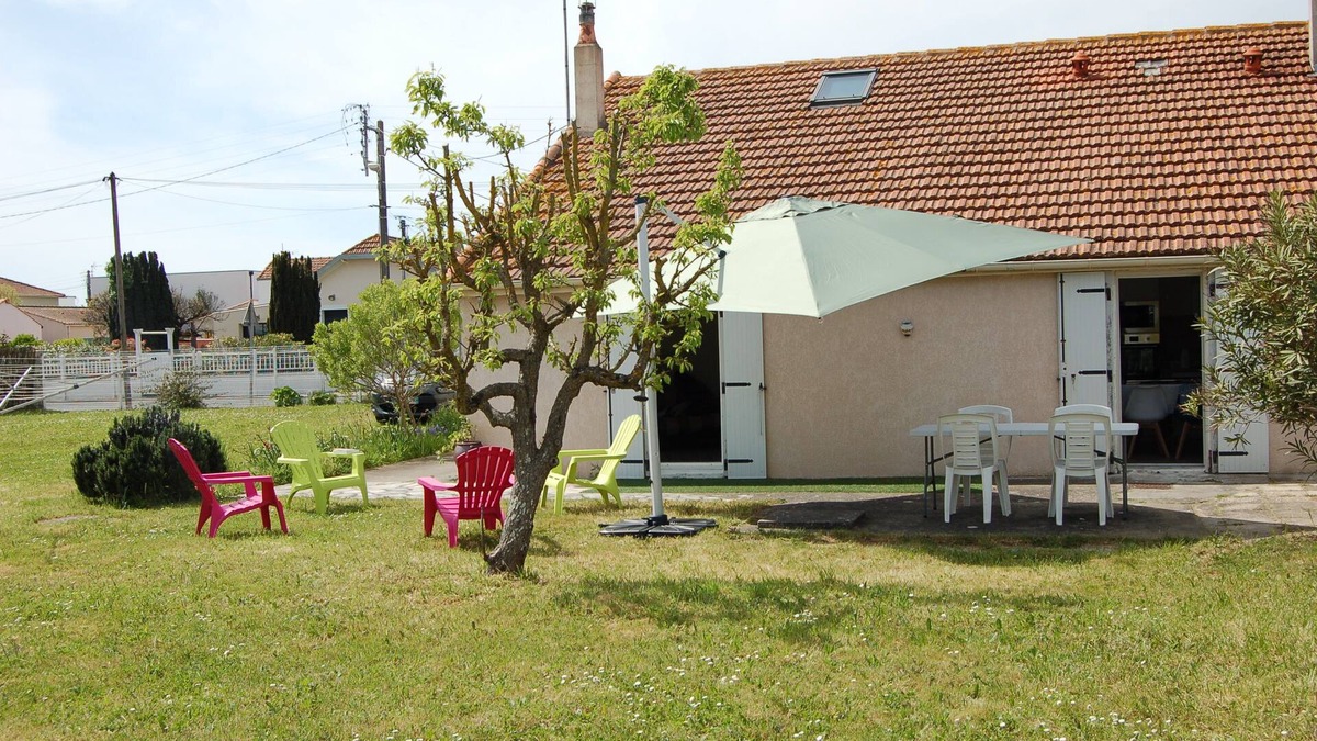 Port District House | Charming house with garden 5 min walk from the beach and 10' from the shops!