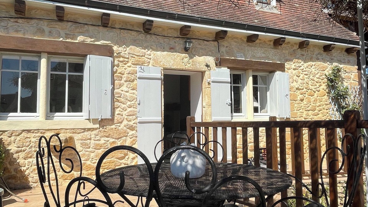 Montfort House | CHARMING HOUSE FACING THE CASTLE OF MONTFORT IN THE GOLDEN TRIANGLE OF BLACK PEREGORD