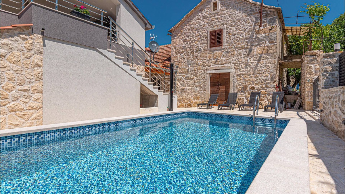 Bribir House | Charming house in a quiet area, very close to the Krka National Park.