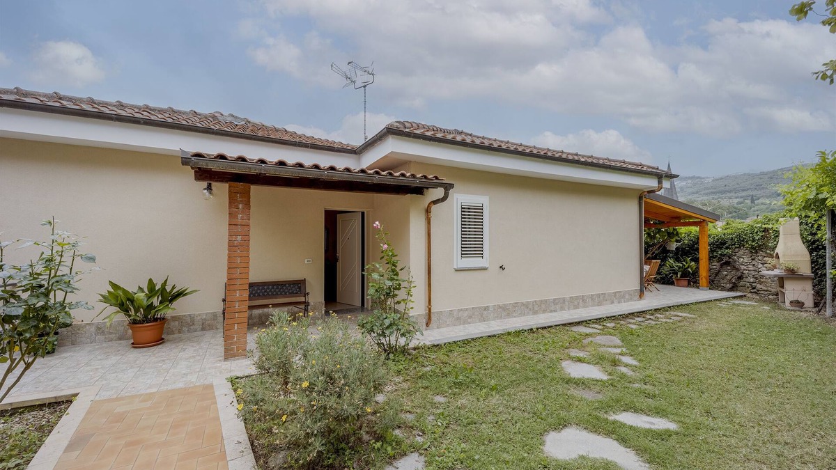 Borgomaro Villa | Charming house in a village 15 minutes from the Ligurian Sea