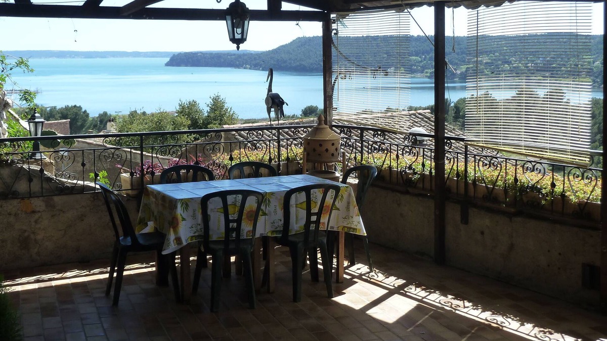 Miramas le Vieux Apartment | Charming house in medieval village with pond view terrace, private parking