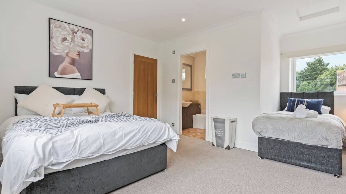 Malvern House | Charming House Sleeps 9 Pool Table Large Garden Driveway Parking