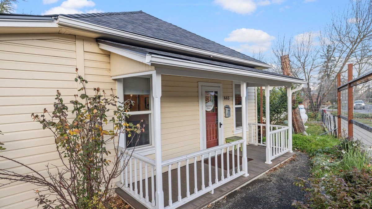 Historic Railroad District House | Charming house two blocks from downtown Ashland