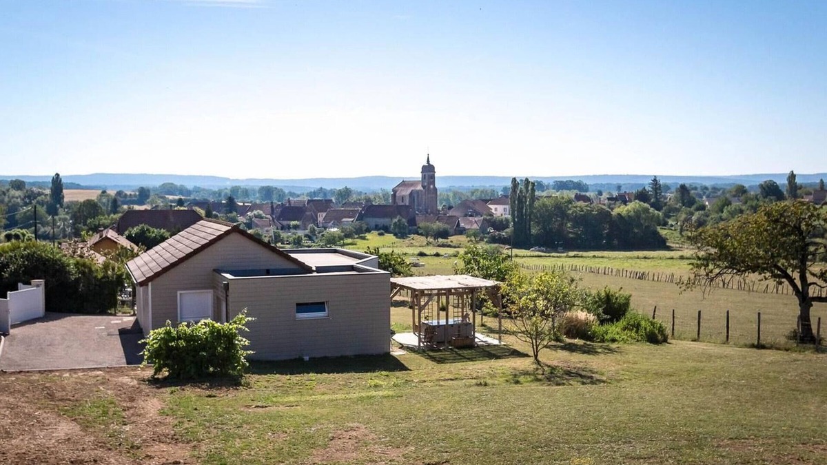 Vy-le-Ferroux Cottage | Charming house with pool, WiFi, and pets allowed