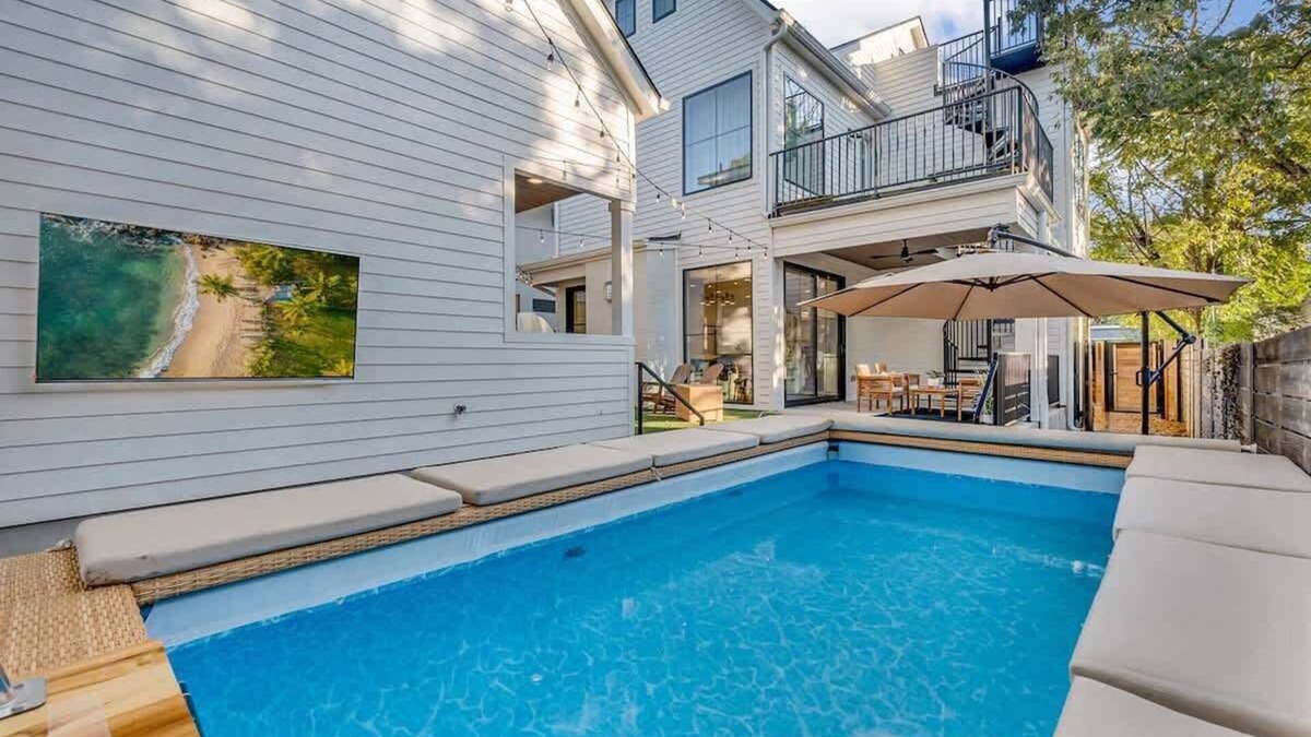 Foster Heights House | Charming House with 6 Bedrooms and a Pool | ATX