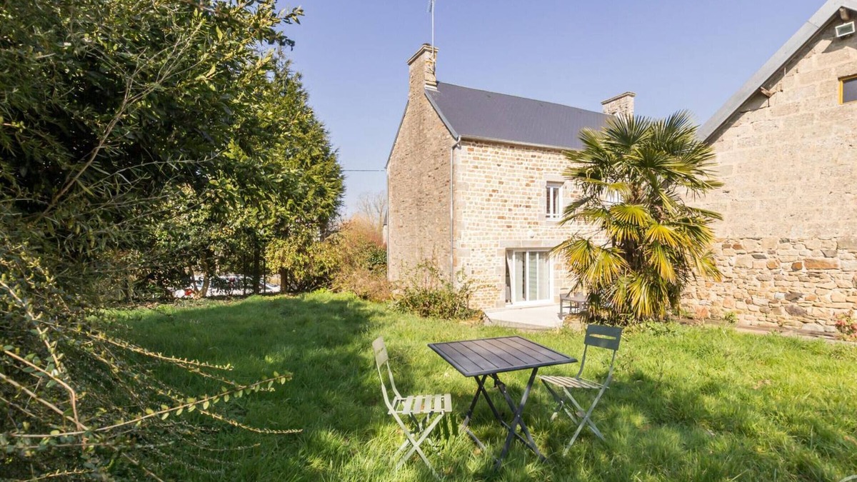 Jullouville Cottage | Charming house with private garden and terrace in Jullouville