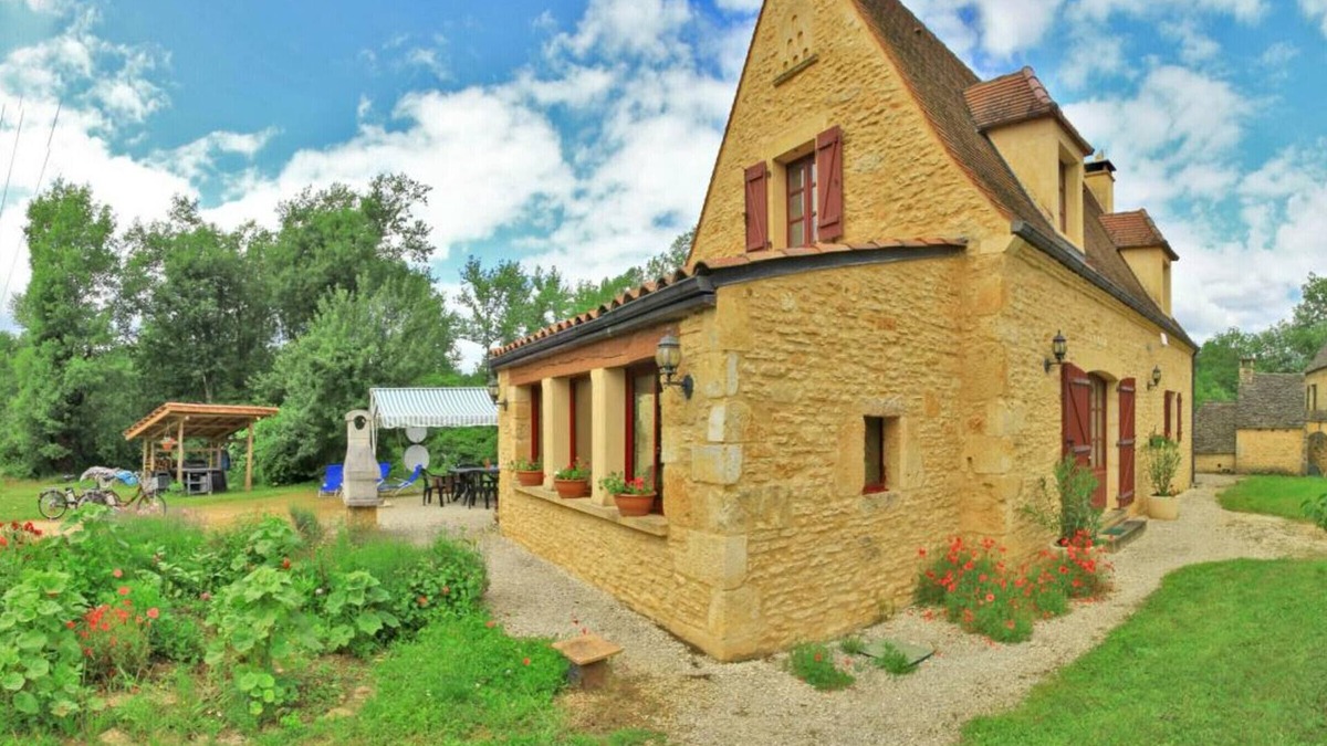 Proissans Cottage | Charming House with Garden, Near Sarlat, Free eBikes & Pet-Friendly