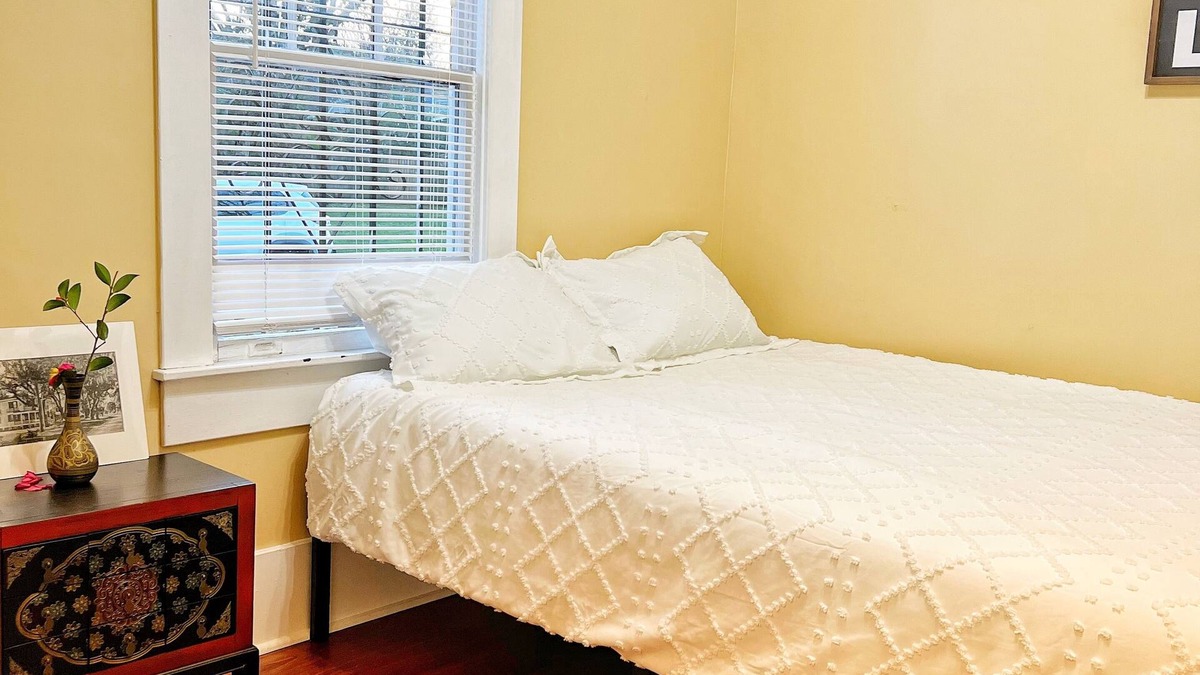 Thomas Square House | Charming house with patio near Forsyth Park