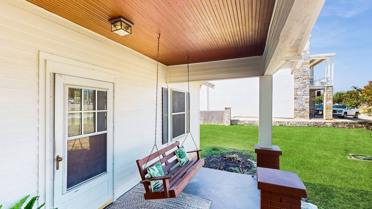 Buda House | Charming house with porch, full kitchen, located in the historic downtown Buda