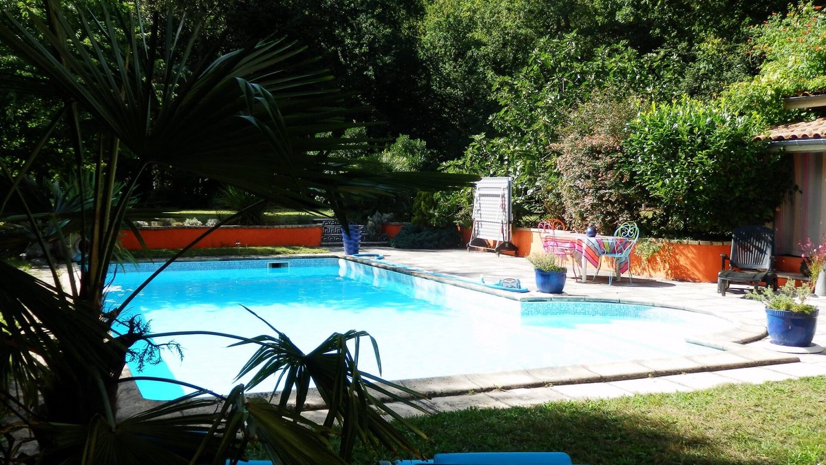 Canejan House | Charming house with swimming pool in a quiet green setting