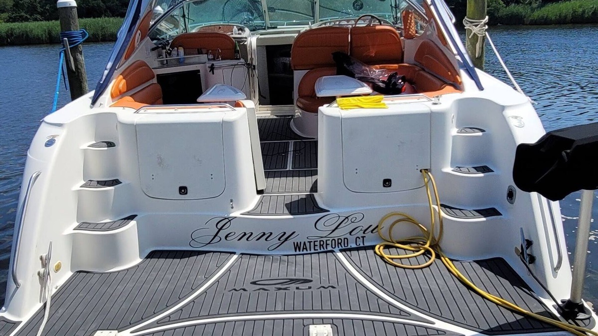 New London Boat Rental | Charming houseboat in pleasant New London with AC, WiFi