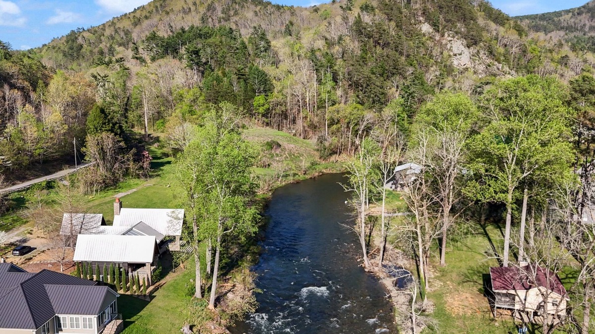 Tellico Plains Hotel | Charming Inn as you Enter Cherokee National Forest, The Munz Room 6C