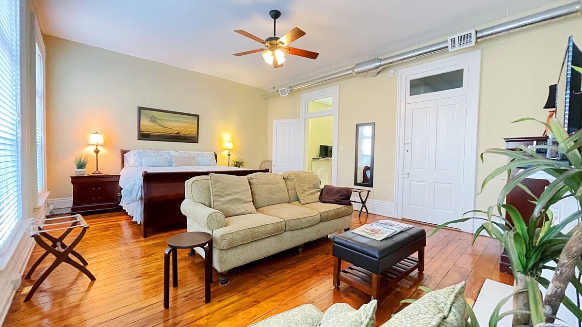 Paris Apartment | Charming & Inviting Apartment in Historic Downtown Paris, Ky.