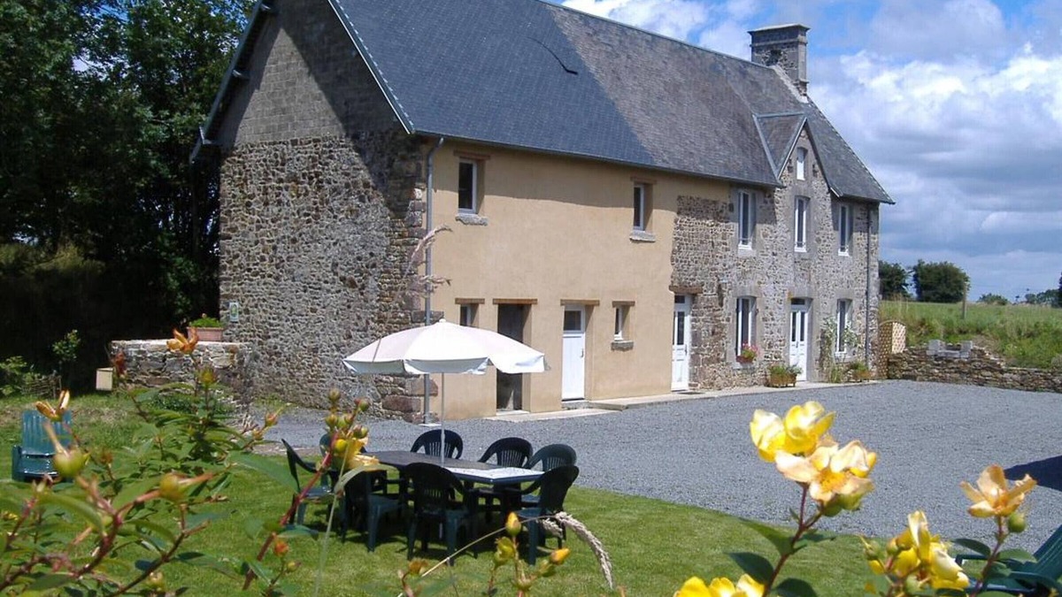 St-Denis-le-Vetu Cottage | Charming Isolated Stone House: Fireplace, Garden, Pet-Friendly, Sleeps 8