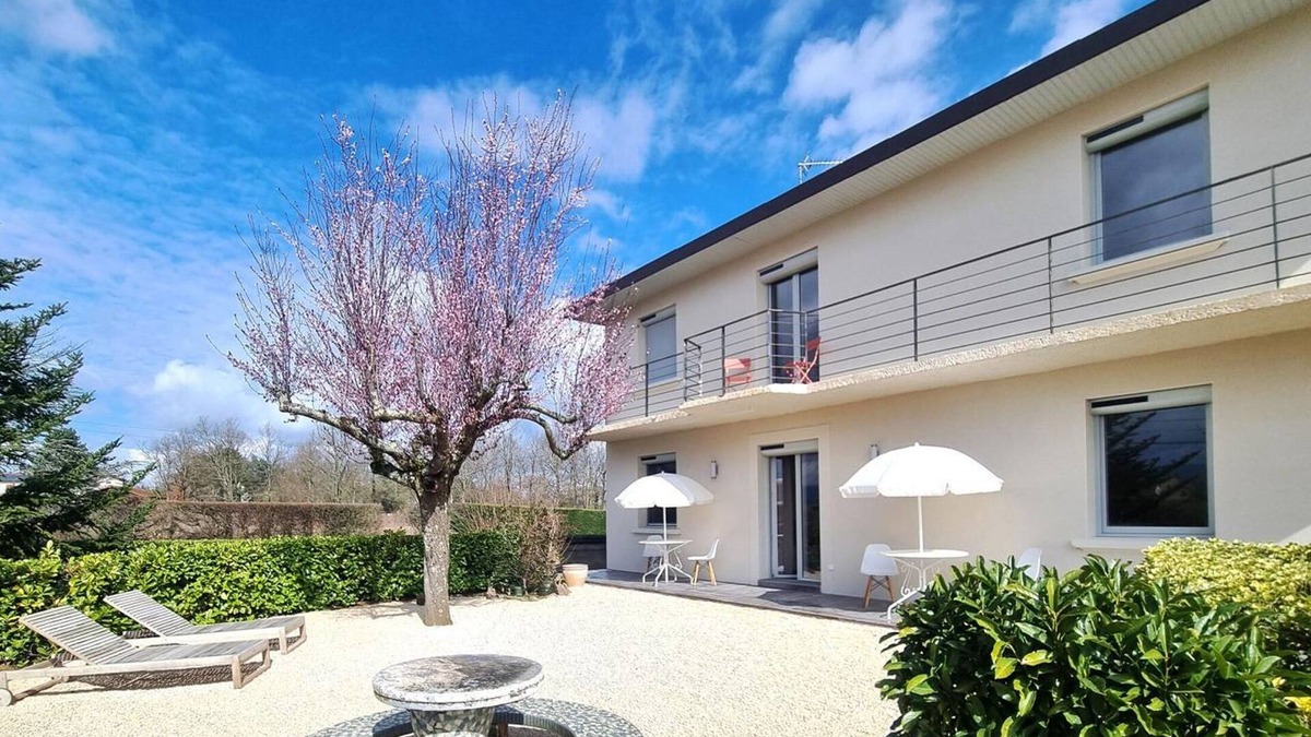 Riorges Cottage | Charming Italian-Style Villa with Modern Comforts & Private Courtyard in Roanne