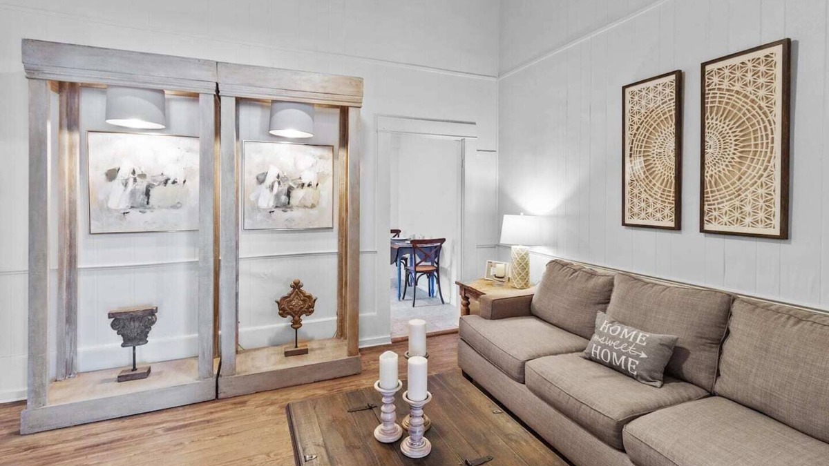 Mooringsport House | Charming Ivy Street House with porch swing